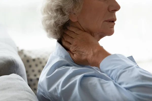 Kranke ältere Frau berührt Hals mit schmerzhaftem Gefühl — Stockfoto