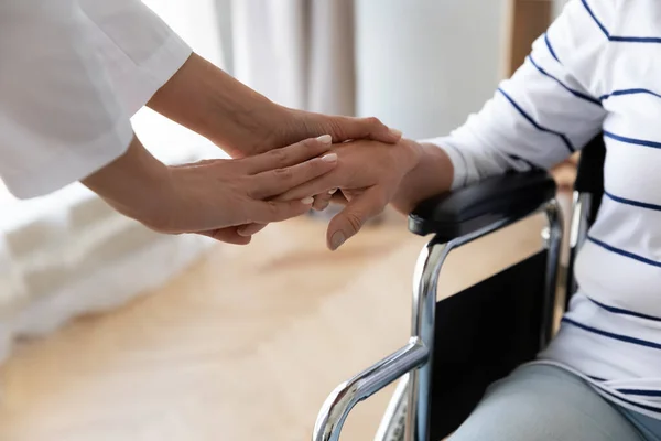 Krankenschwester kümmert sich um behinderte Seniorin — Stockfoto