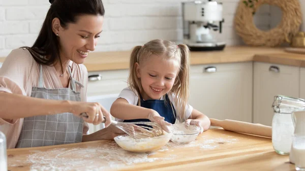 Happy mom and daughter prepare pie in kitchen — Stock Photo, Image