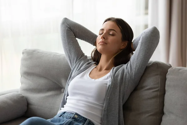 Millennial meisje ontspannen op de bank slapen of dagdromen — Stockfoto