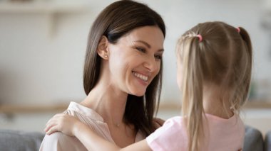 Mutlu anne-kız kucaklaşması Sevgiyi gösteriyor