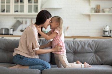 Mutlu genç anne ve küçük kız evde iyi eğlenceler.