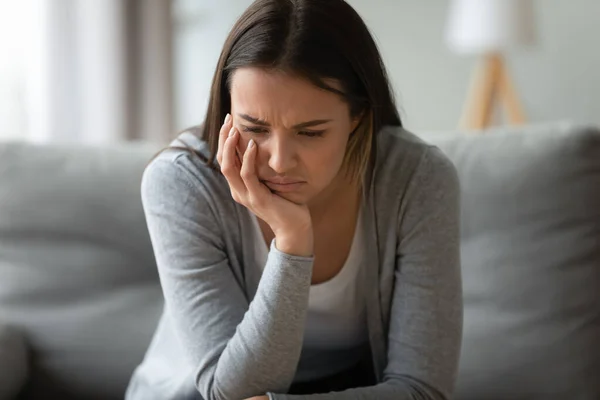 Mujer joven molesta se siente deprimida en casa — Foto de Stock