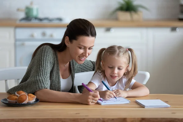 Älskade mor och dotter som förenar sig — Stockfoto