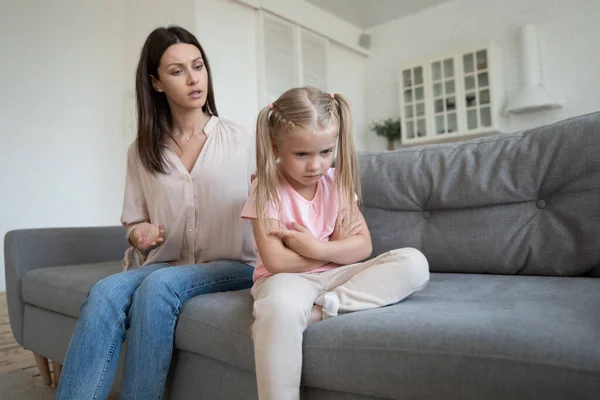 Ofendida niña ignorar joven mamá hablando — Foto de Stock