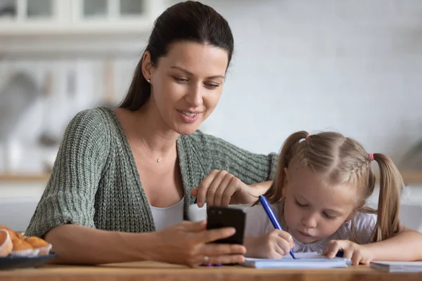 Mam en dochter hebben plezier in het weekend samen — Stockfoto