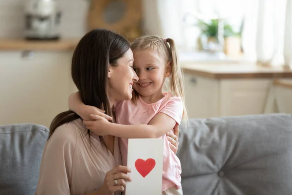 Linda niña presente postal hecha a mano a mamá — Foto de Stock