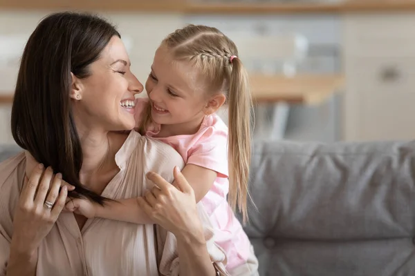Klein meisje en jong mam veel plezier knuffelen thuis — Stockfoto