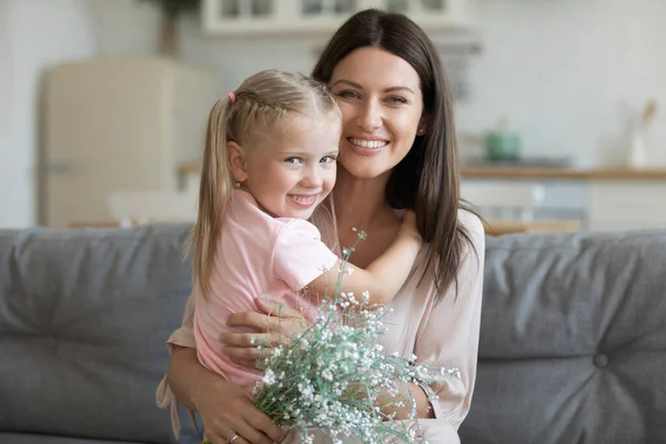 Ritratto di mamma e figlioletta in posa con fiori — Foto Stock