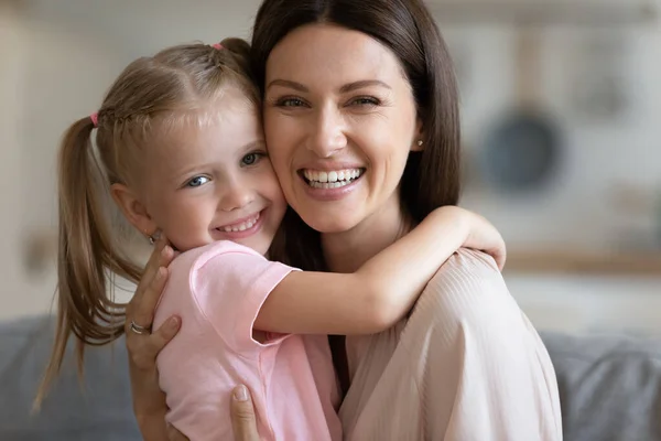 Porträtt av lycklig mamma och dotter kramas — Stockfoto