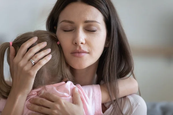Kochająca mama przytula małą córeczkę pokazując miłość — Zdjęcie stockowe