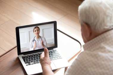 Yaşlı adamın internette doktorla konuştuğu videoyu kapat.