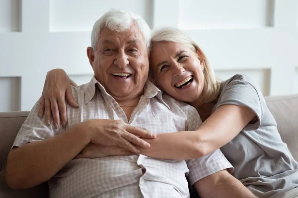 Šťastná starší žena a manžel objímají a smějí se spolu — Stock fotografie