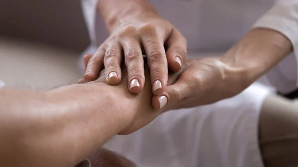 Zblízka ošetřovatel drží starší pacientovy ruce, ukazuje podporu — Stock fotografie