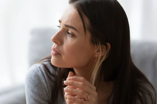 Jonge vrouw kijken in afstand denken van probleemoplossing — Stockfoto