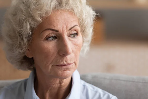 Traurige Seniorin blickt melancholisch in die Ferne — Stockfoto