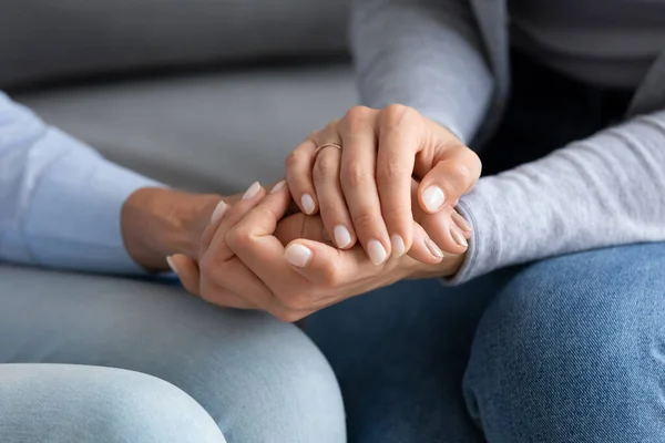 Primer plano de mamá y su hija cogidas de la mano —  Fotos de Stock