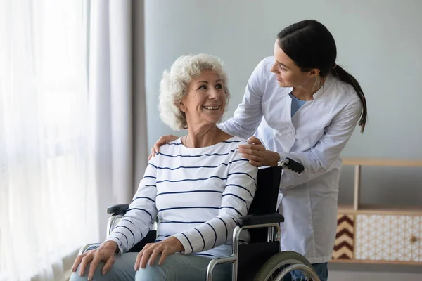 Kvinnlig läkare ta hand om funktionshindrade senior dam — Stockfoto