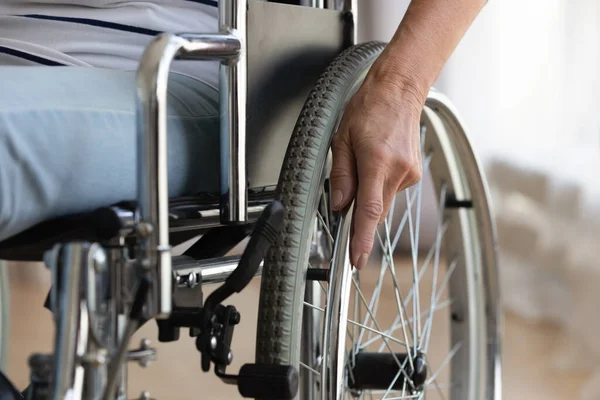 Close up de idosa deficiente na cadeira de rodas — Fotografia de Stock