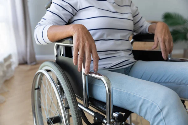 Deficiente senhora idosa sentar em cadeira de rodas no hospital ou em casa — Fotografia de Stock