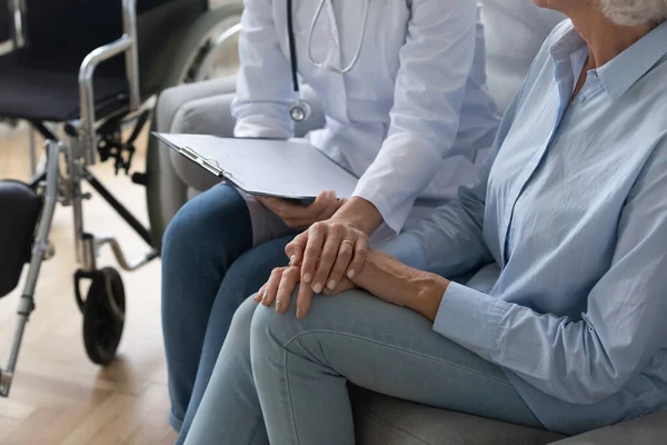 Primo piano del sostegno infermieristico femminile malato anziano paziente — Foto Stock