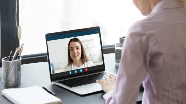 Kadın çalışanın internet üzerinden danışma hizmeti var.