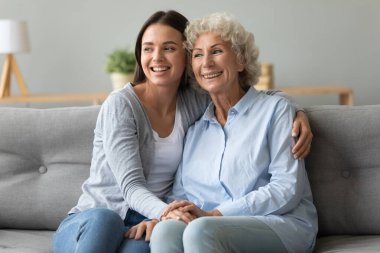 Mutlu bir anne ve yetişkin bir kız gibi gülümsüyorsun.