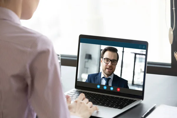 Trabajadora tiene videollamada con socio comercial —  Fotos de Stock