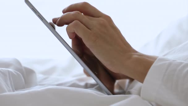 Νεαρή γυναίκα που χρησιμοποιεί ταμπλέτα ψηφιακού υπολογιστή μετά το ξύπνημα. — Αρχείο Βίντεο