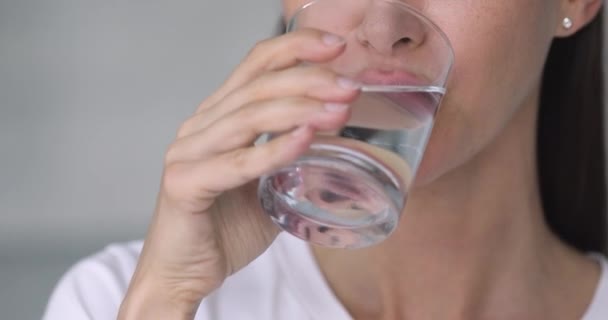 Junge Frau trinkt Glas mit frischem, reinem, stillem Wasser. — Stockvideo