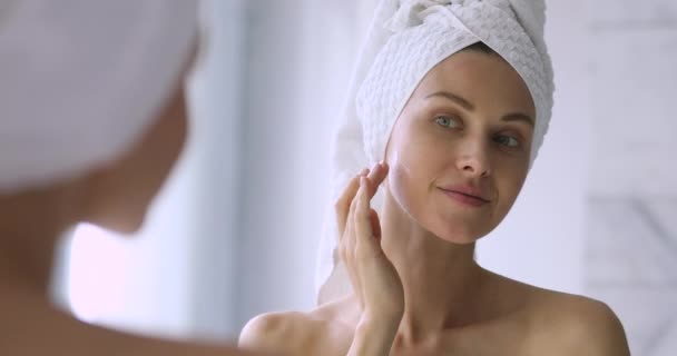 Felice bella signora idratante della pelle, godendo di routine quotidiana di cura della pelle . — Video Stock