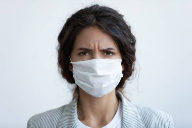 Pandemiden korkan tıbbi maskeli endişeli kadının portresi