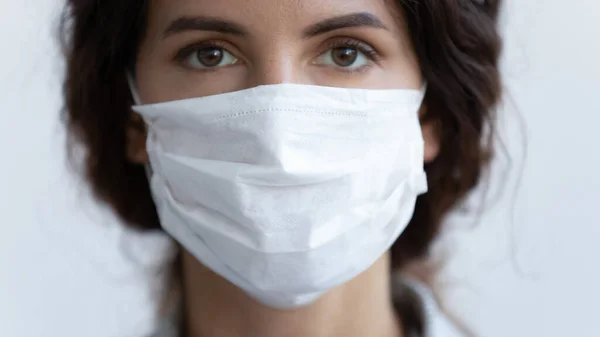 Ritratto di giovane donna che indossa una maschera protettiva medica — Foto Stock