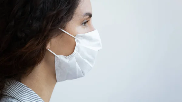 Młoda kobieta nosić ochronną maskę twarzy przed wirusem — Zdjęcie stockowe