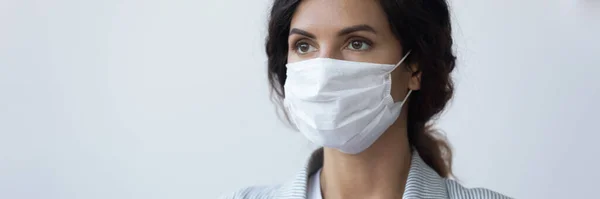 Banner vista de la mujer en la medicina mas contra la propagación del virus — Foto de Stock