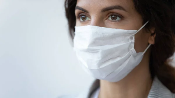 Primo piano della donna in maschera medica da coronavirus — Foto Stock