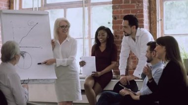 Eski akıl hocaları çok ırklı stajyerler grubunu eğitiyor.