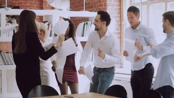 Χαρούμενη αστεία και ποικιλόμορφη ομάδα χορού πετώντας εφημερίδες γιορτάζουν την επιτυχία — Αρχείο Βίντεο