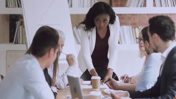 Sério líder de negócios de mulheres africanas conversando em reunião de grupo diversificada — Vídeo de Stock