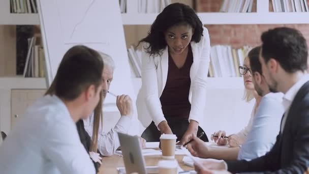 Ernstige Afrikaanse vrouwelijke bedrijfsleider aan het woord tijdens diverse groepsbijeenkomsten — Stockvideo