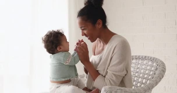 Felice mamma africana che gioca con adorabile figlia neonata a casa — Video Stock