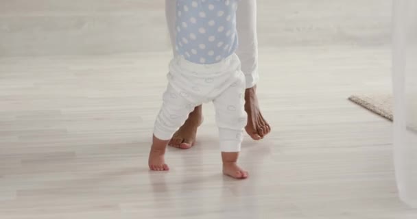 幼児裸足の赤ちゃん男の子暖かい床の上を歩くことを学ぶ — ストック動画