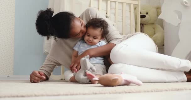 Adorável bebê africano filho brincando de brinquedo com a mãe em casa — Vídeo de Stock