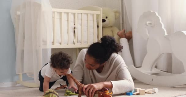 African mommy and cute baby daughter playing toys in bedroom — Stock Video