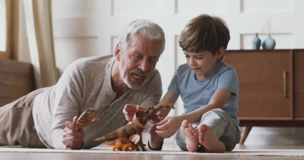 Счастливые различные поколения семьи играют в игрушки дома . — стоковое видео