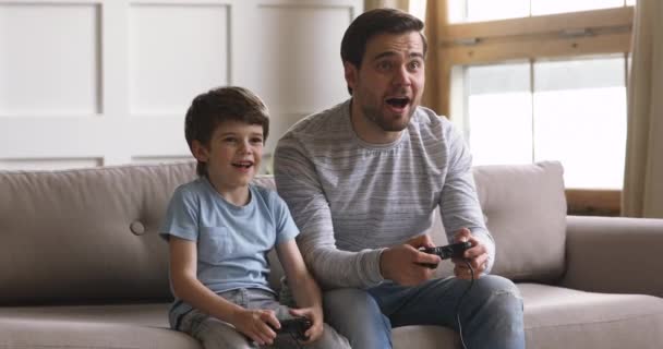 Возбужденные два поколения семьи, играющие в онлайн-игры . — стоковое видео