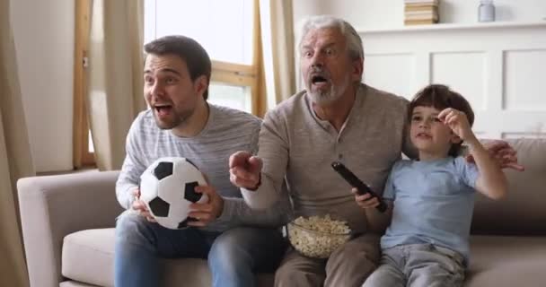 Χαρούμενη οικογένεια που στηρίζει την ποδοσφαιρική ομάδα, γιορτάζοντας τη νίκη μαζί. — Αρχείο Βίντεο