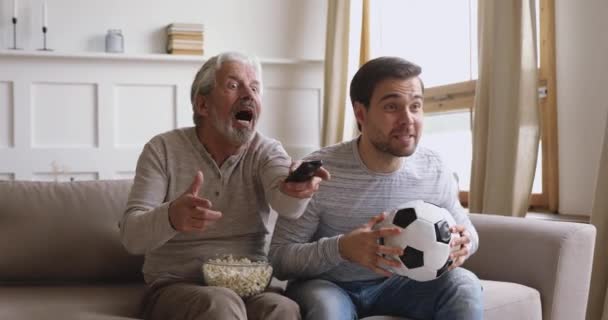 Glückliche Männergenerationenfamilie feiert Meisterschaftssieg zu Hause. — Stockvideo