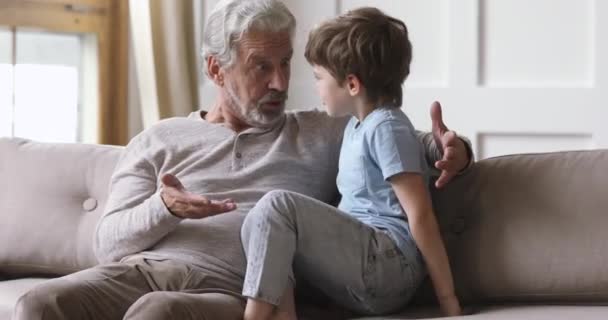 Happy different male generations family enjoying funny talk indoors. — Stock Video