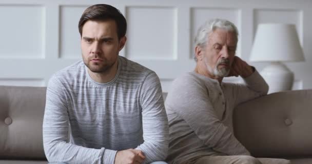 Nešťastný mladý muž ignoruje zralého otce za hádkou. — Stock video